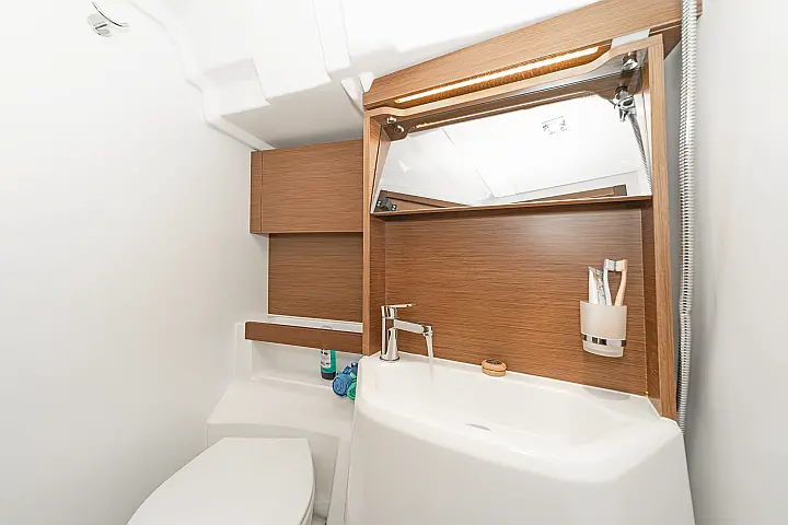 Oceanis 51.1 (5+1 cab) A/C & GEN - 
