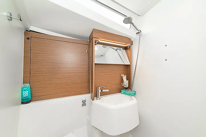 Oceanis 51.1 (5+1 cab) A/C & GEN - 