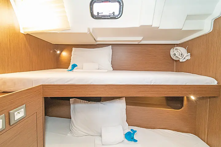 Oceanis 51.1 (5+1 cab) A/C & GEN - 