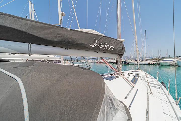 Oceanis 51.1 (5+1 cab) A/C & GEN - 