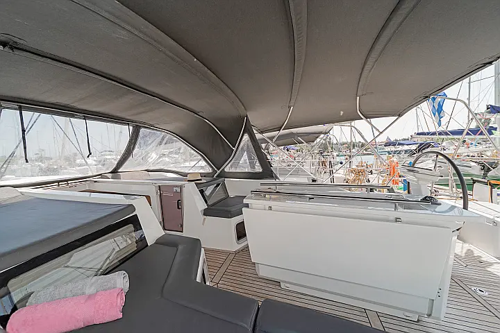 Oceanis 51.1 (5+1 cab) A/C & GEN - 