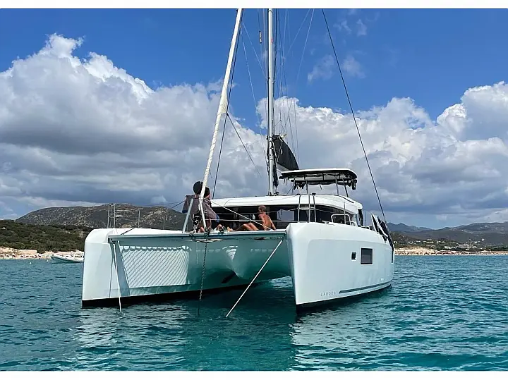 Lagoon 42 - External image