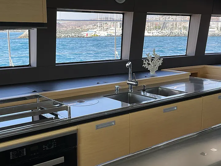 Lagoon 630 Powercat LUX - 