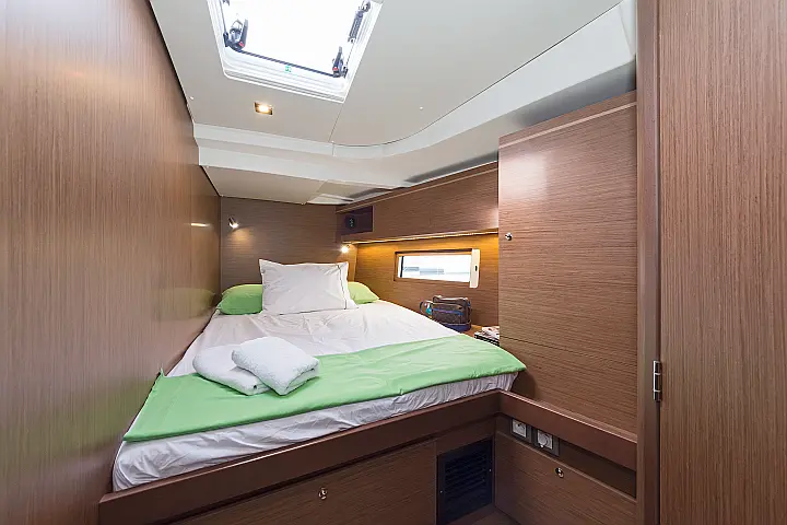 Oceanis 51.1 (5+1 cab) A/C & GEN - 