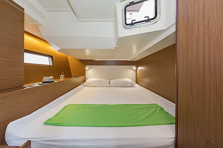 Oceanis 51.1 (5+1 cab) A/C & GEN - 