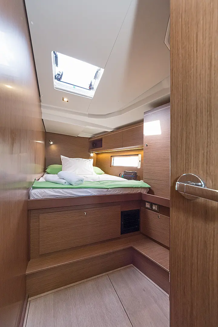 Oceanis 51.1 (5+1 cab) A/C & GEN - 