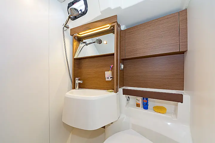Oceanis 51.1 (5+1 cab) A/C & GEN - 