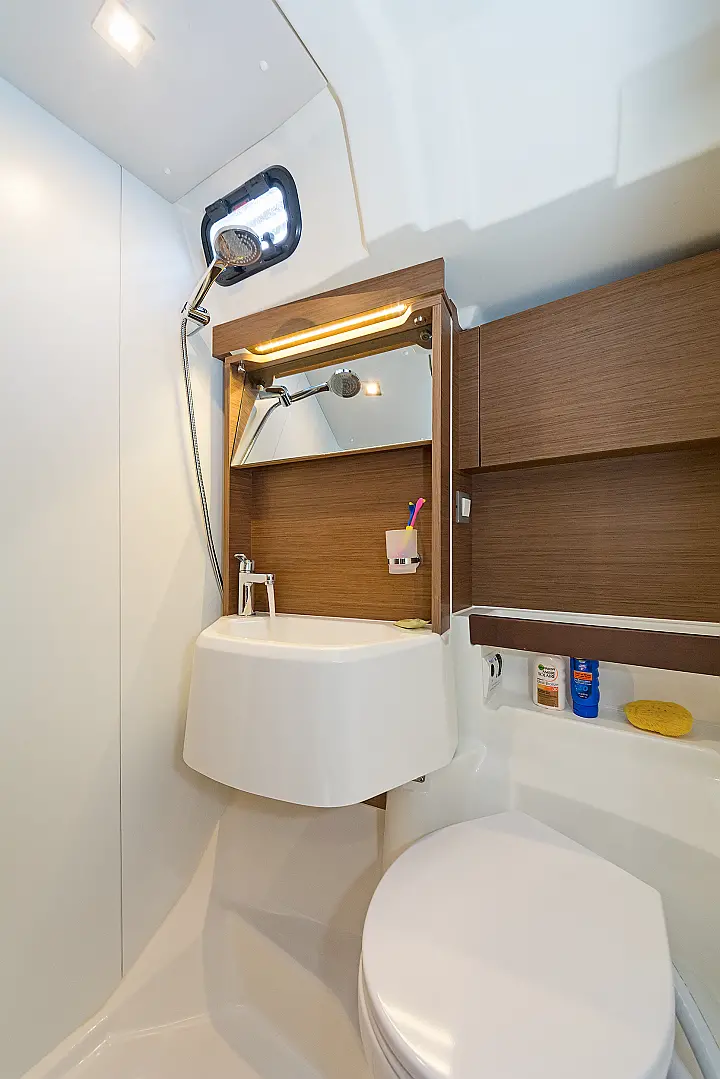Oceanis 51.1 (5+1 cab) A/C & GEN - 