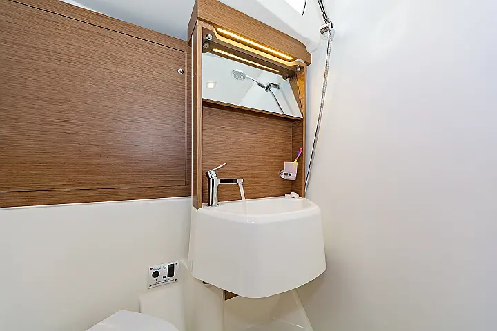 Oceanis 51.1 (5+1 cab) A/C & GEN - 