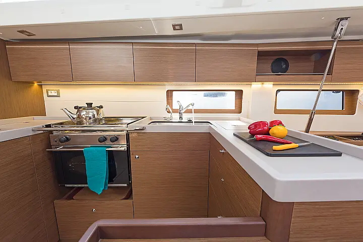 Oceanis 51.1 (5+1 cab) A/C & GEN - 