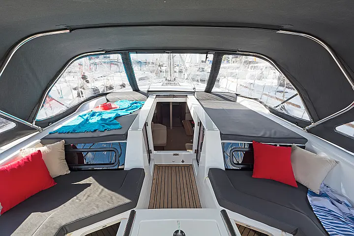 Oceanis 51.1 (5+1 cab) A/C & GEN - 