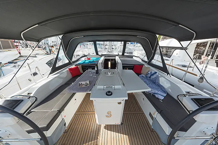 Oceanis 51.1 (5+1 cab) A/C & GEN - 