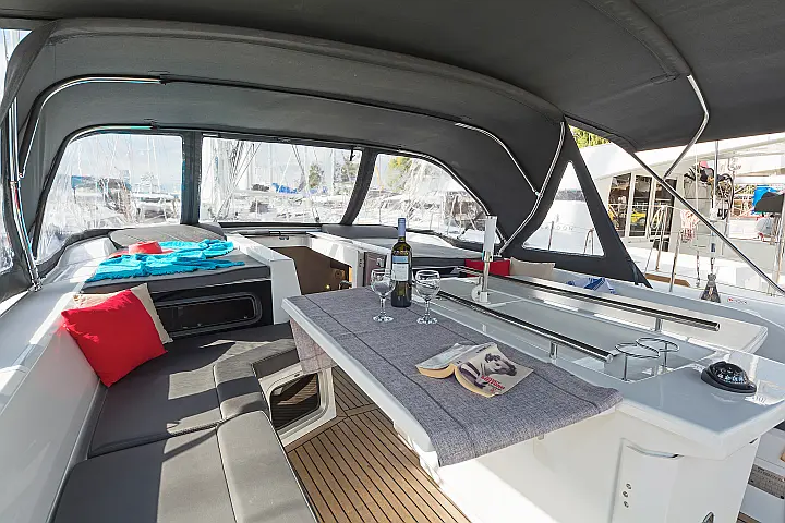 Oceanis 51.1 (5+1 cab) A/C & GEN - 