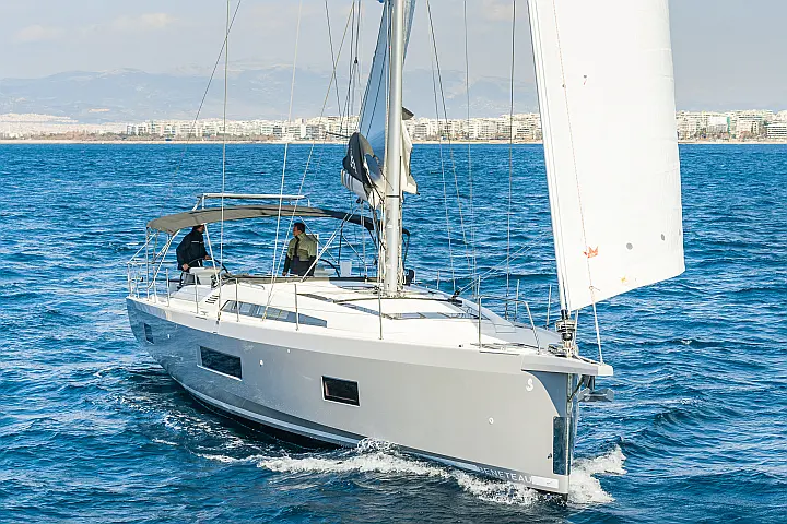Oceanis 51.1 (5+1 cab) A/C & GEN - 