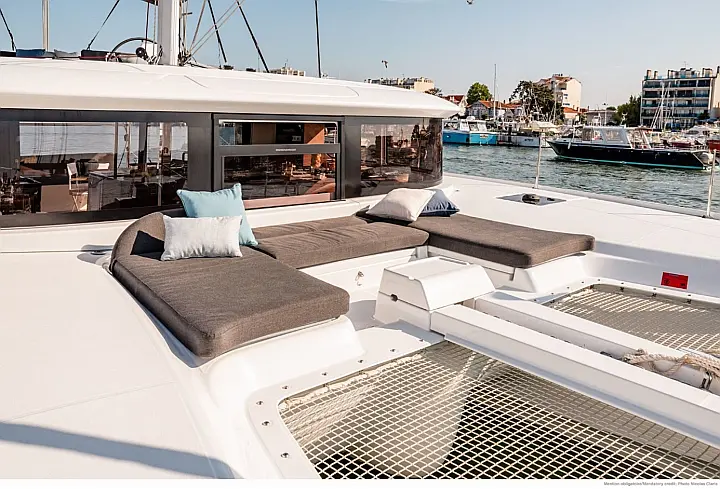 Lagoon 46  - Bow