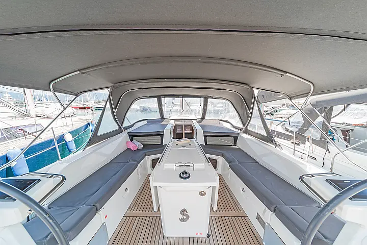 Oceanis 51.1 (5+1 cab) A/C & GEN - 