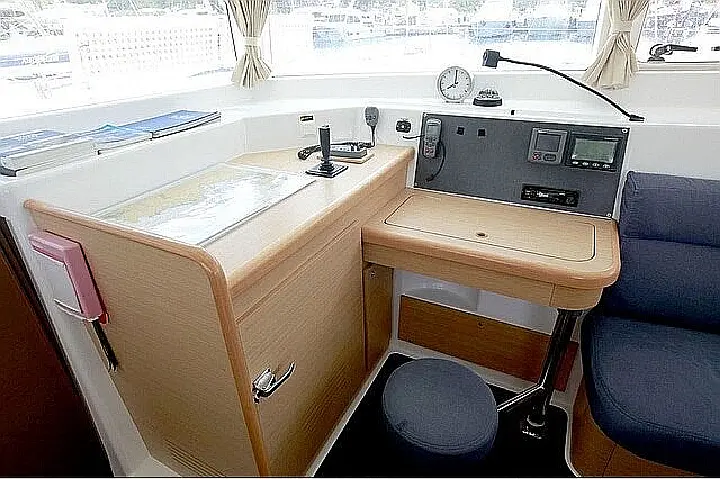 Lagoon 420 - Chart Table