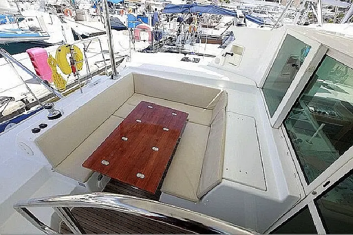 Lagoon 420 - Cockpit Table