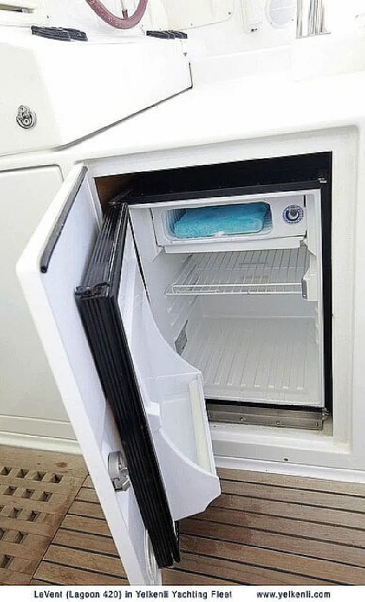 Lagoon 420 -  Cockpit Fridge