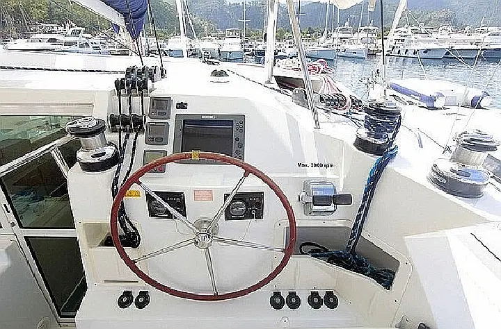 Lagoon 420 - Helm Station