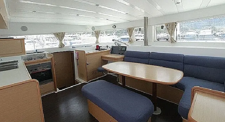 Lagoon 420 - Saloon