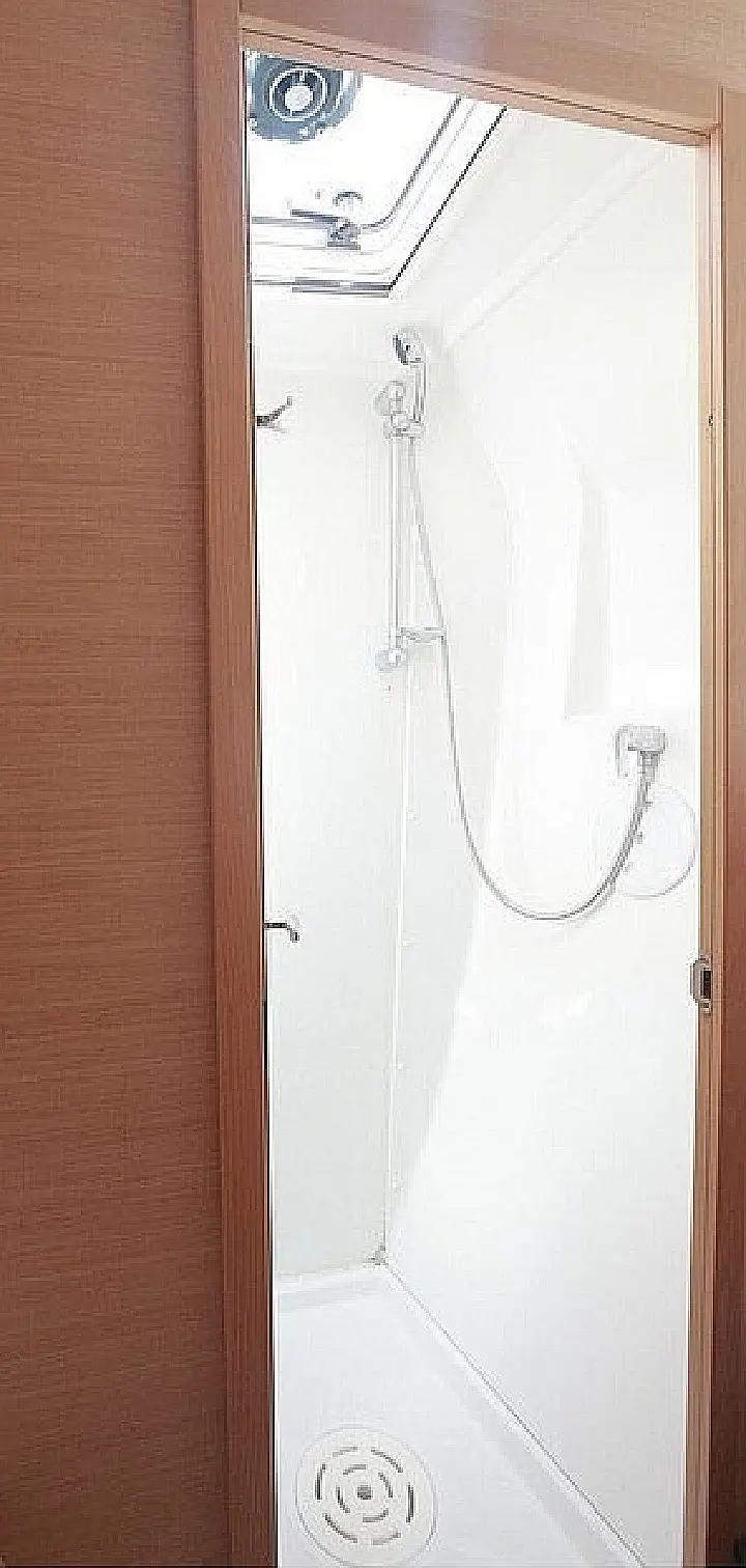Lagoon 420 - Port Front Shower