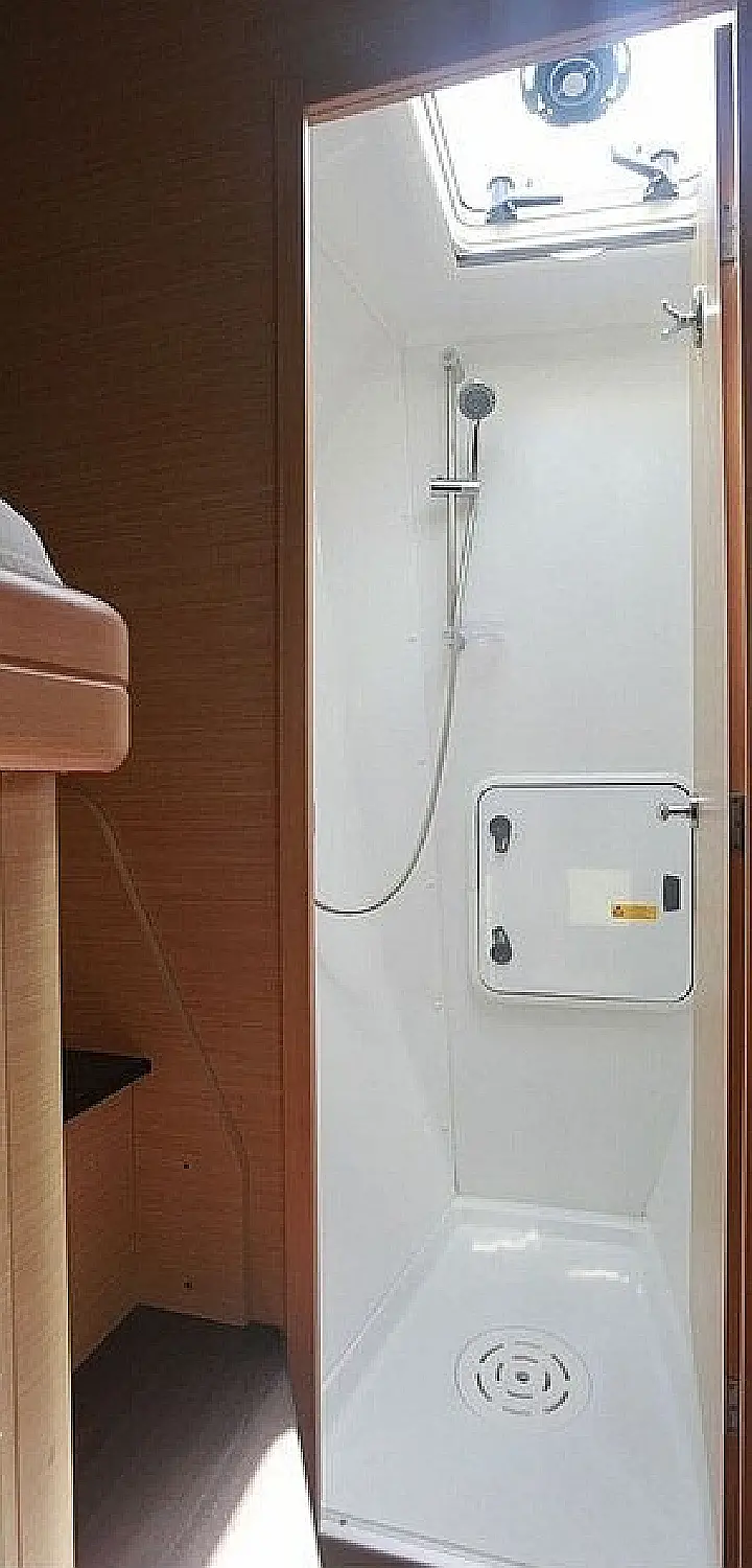 Lagoon 420 - Starboard Front Shower