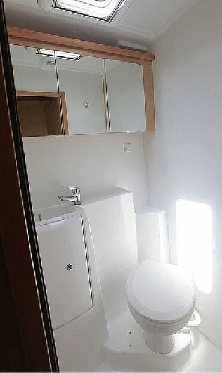 Lagoon 420 - Port Front WC
