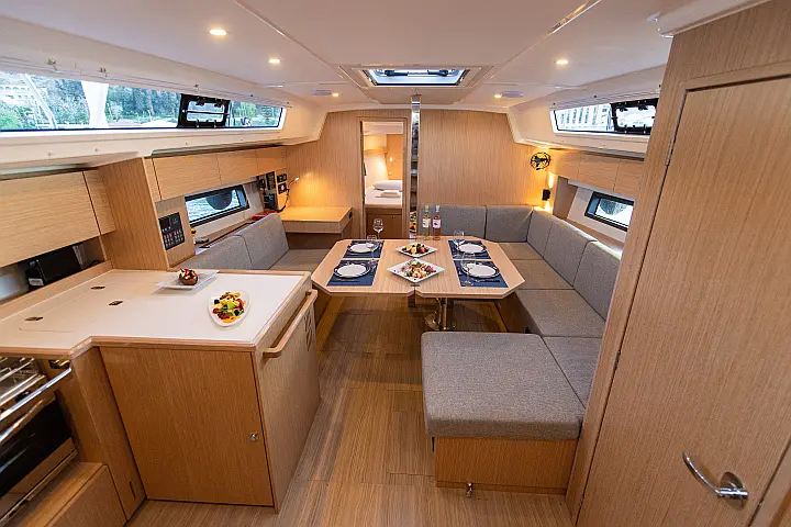 Bavaria C42 - 