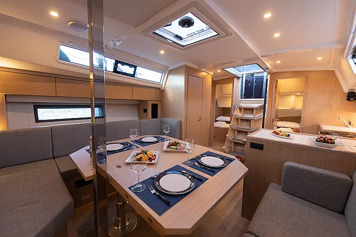 Bavaria C42 - 