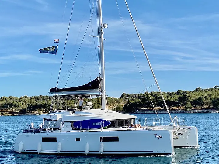 Lagoon 52F - External image