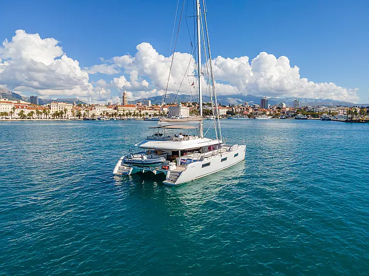Lagoon 620  - External image