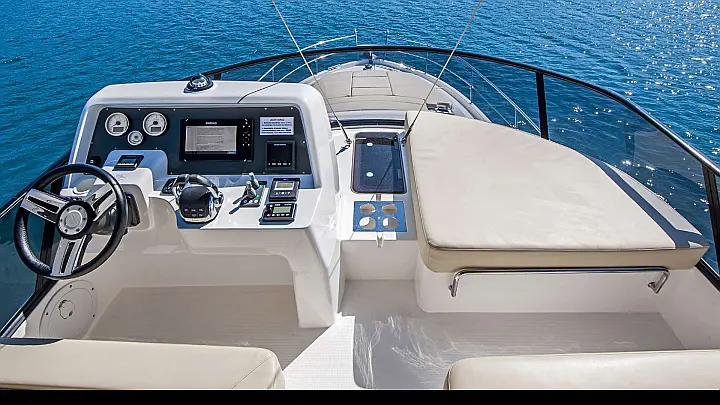 Bavaria Virtess 420 Fly - fly- bow