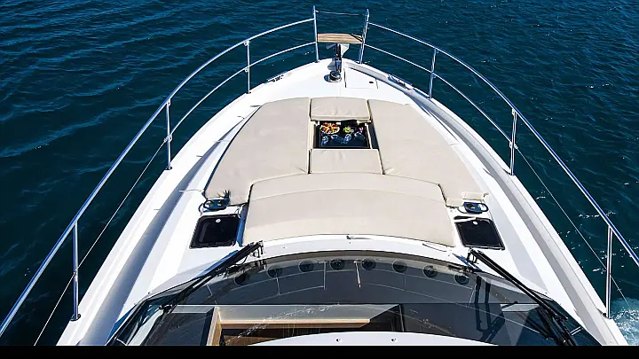 Bavaria Virtess 420 Fly - bow sundeck