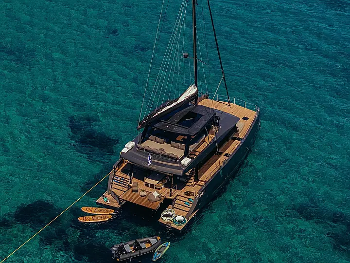 Moon Yacht 65 - External image