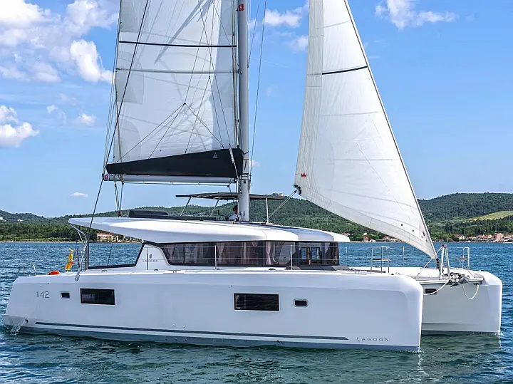 Lagoon 42 - External image