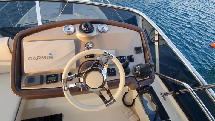 Monte Carlo 5 - fly bridge skipper
