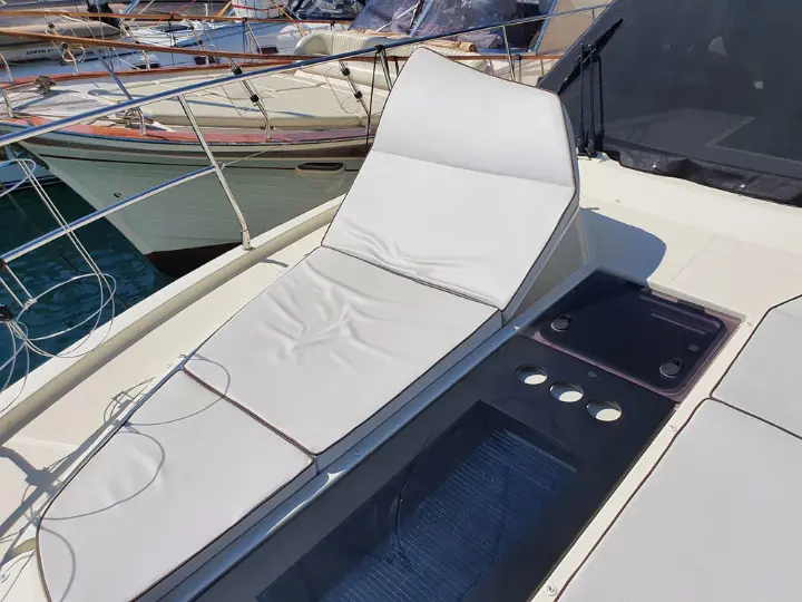 Monte Carlo 5 - bow sunbed