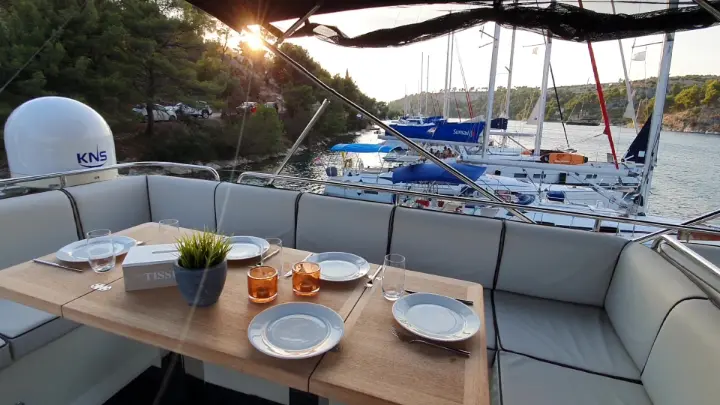 Monte Carlo 5 - fly bridge table