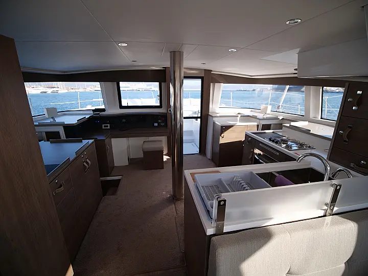 Bali 4.8 (5+2 cab) - salon kitchen