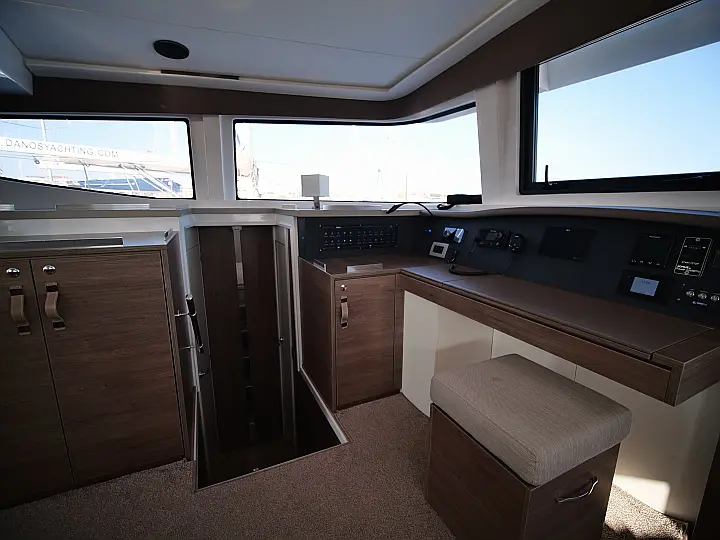 Bali 4.8 (5+2 cab) - salon helm station