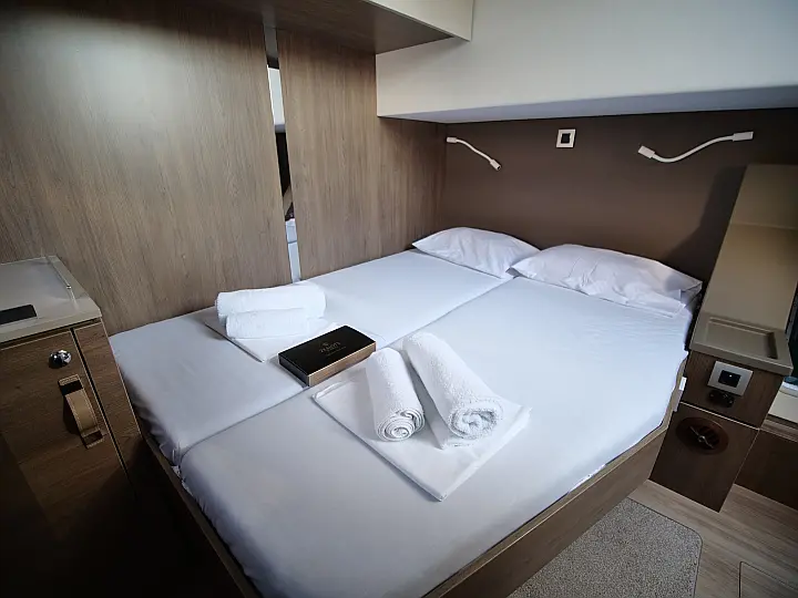 Bali 4.8 (5+2 cab) - cabin with cockpit exit 2