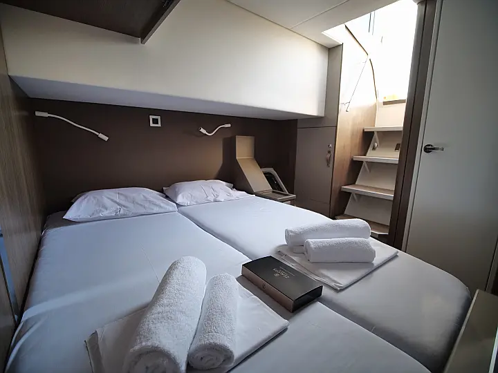 Bali 4.8 (5+2 cab) - cabin with cockpit exit 1