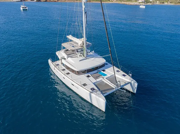 Lagoon 52F - External image