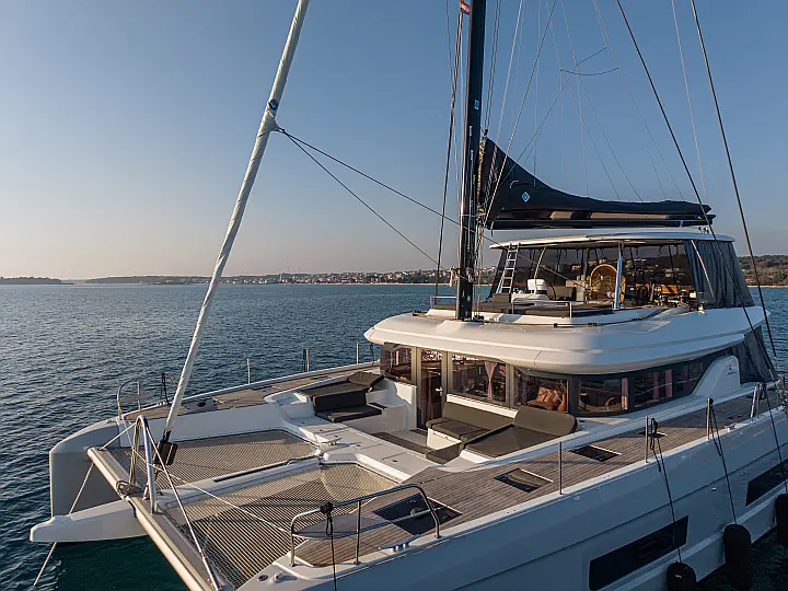 Lagoon 60 - External image