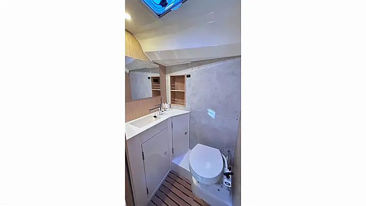 Bavaria C42 - 