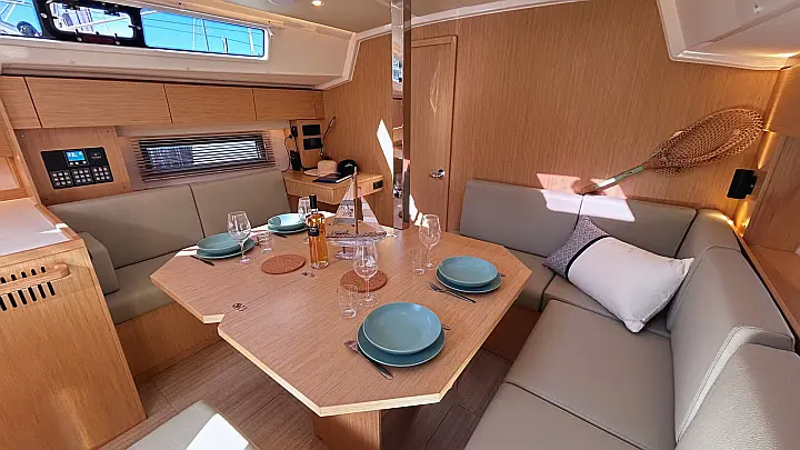 Bavaria C42 - 