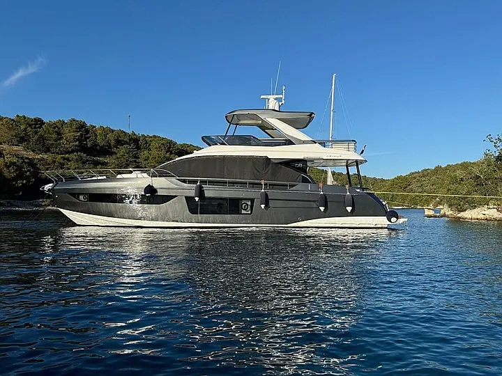 Azimut 68 - External image