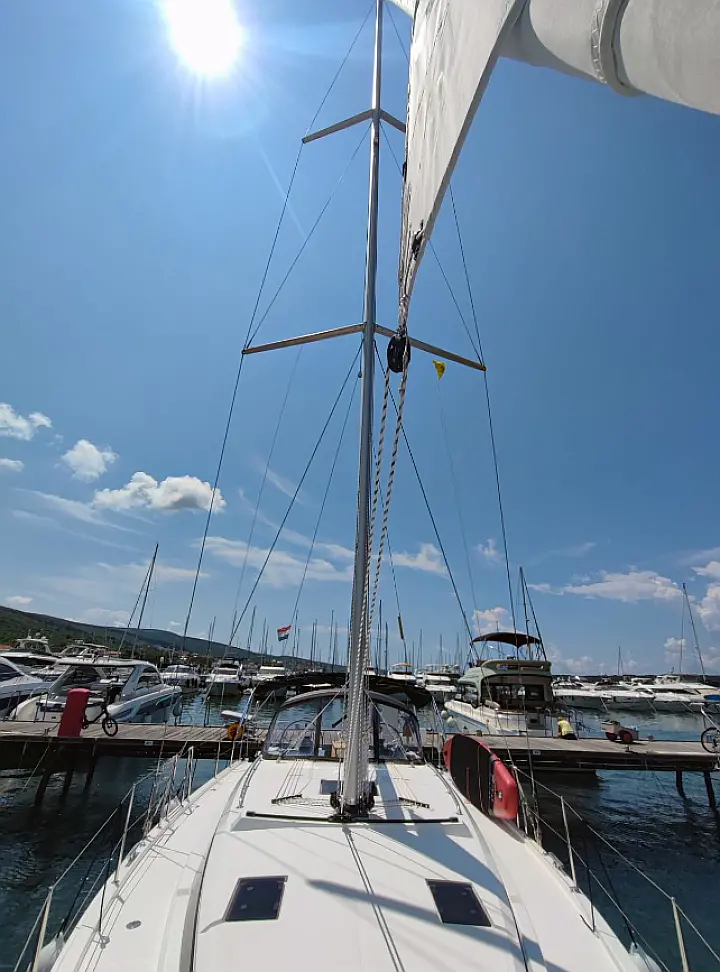 Bavaria C42 - 