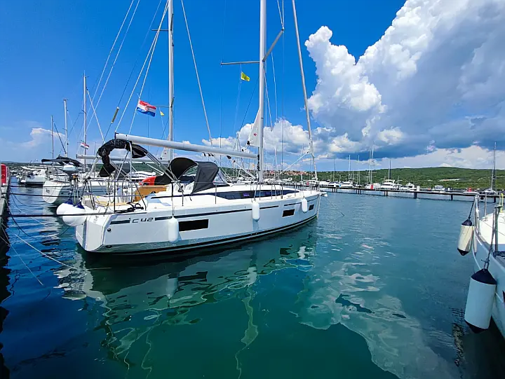 Bavaria C42 - 